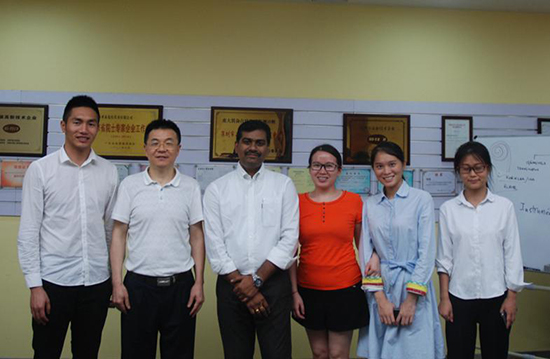 亞泰光電總經理鄭翔(左二)、AIMIL副總經理Subrahmanyam