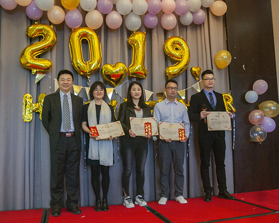 亞泰光電2019年迎春年會現場的頒獎典禮