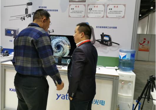 總監(jiān)現(xiàn)場給客戶介紹產(chǎn)品