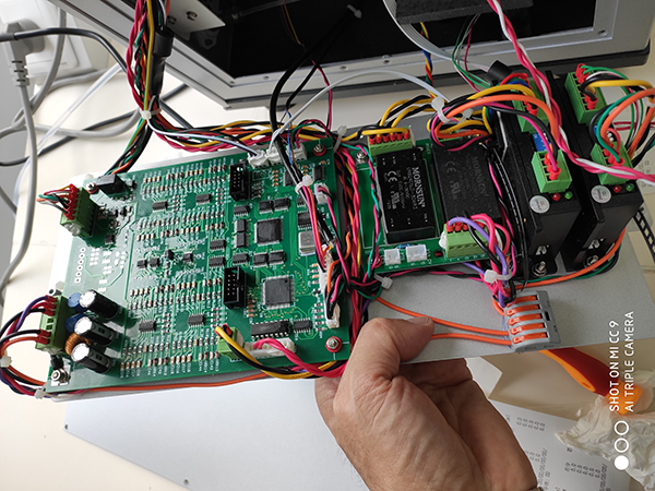 亞泰光電質(zhì)量部工程師客戶(hù)油液實(shí)驗(yàn)室現(xiàn)場(chǎng)顆粒計(jì)數(shù)器維護(hù)